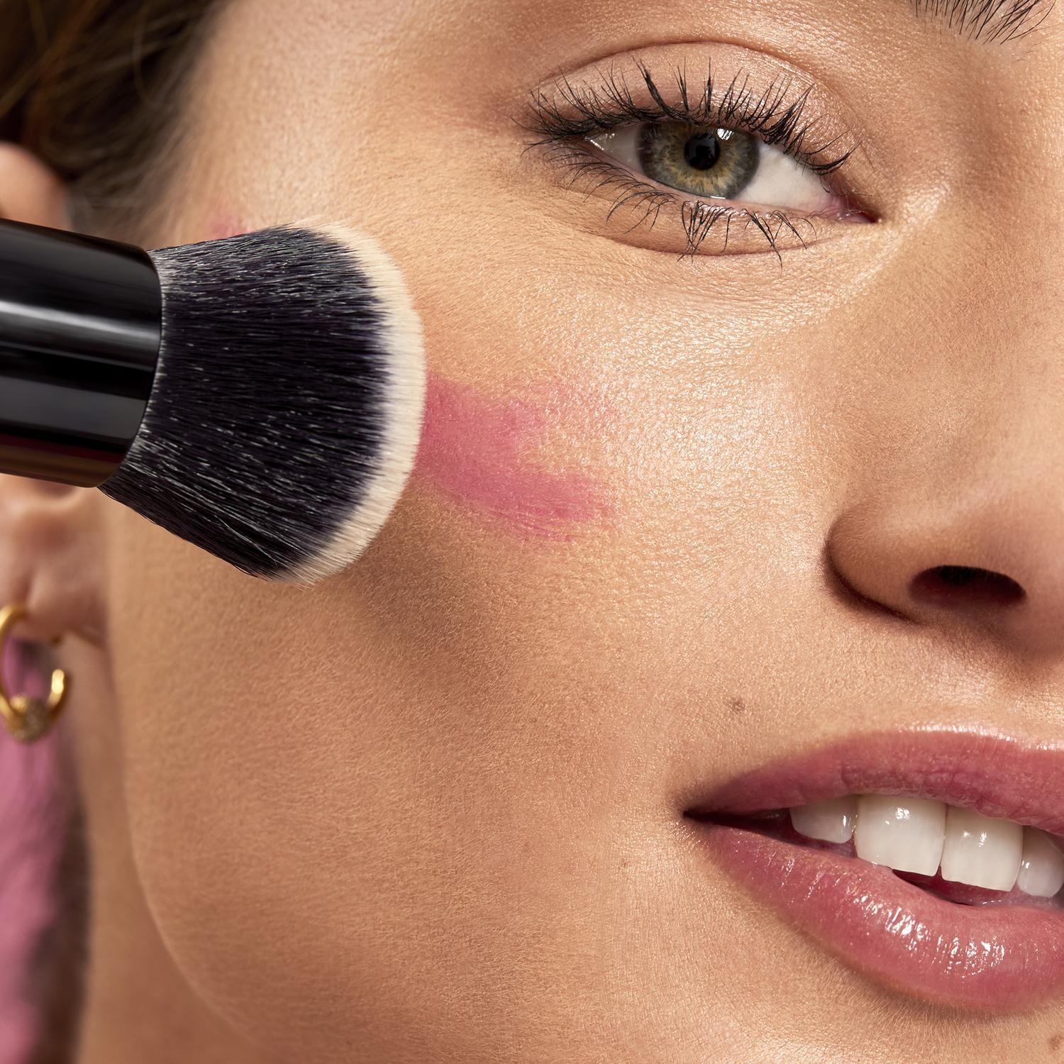 E.L.F. LIQUID BLUSH BRUSH (BROCHA SUAVE Y ANGULAR PARA RUBOR)